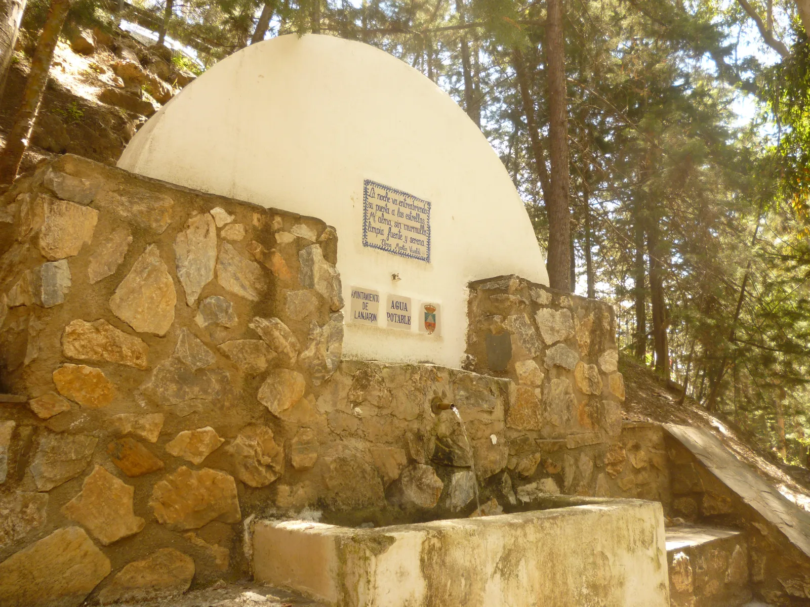 El Ayuntamiento de Lanjarón amplía su oferta con una Bibliopiscina gratuita