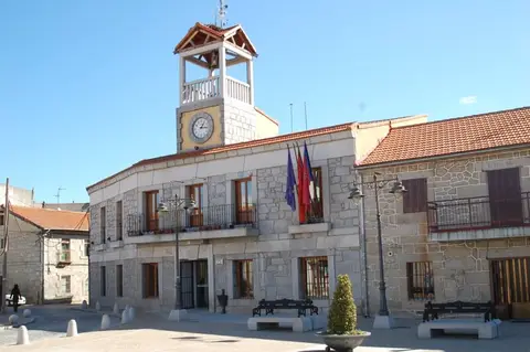 Moralzarzal refuerza la seguridad de sus edificios públicos con vigilancia privada