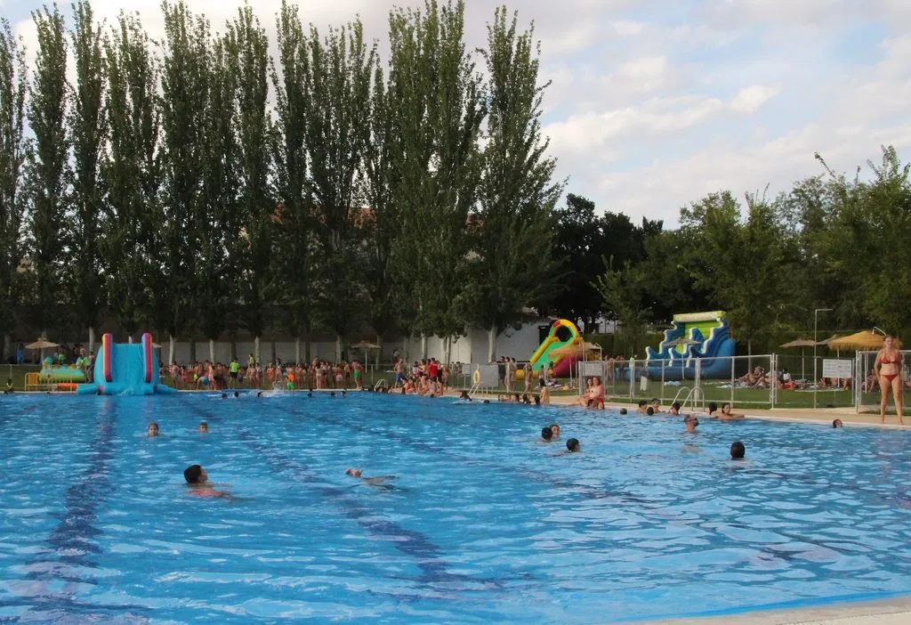 La Solana se despide del verano con una fiesta acuática en las piscinas