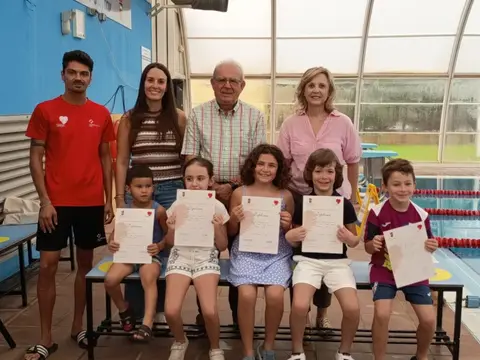 Vícar cierra una temporada “excelente” con 200 alumnos en la piscina municipal