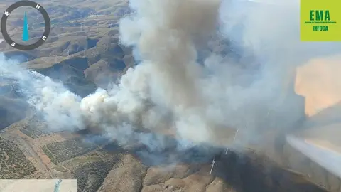 Incendio en Doña María obliga a desalojar a vecinos en Almería