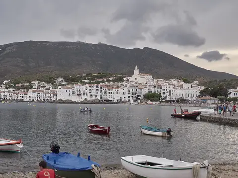 A Illa de Arousa zarpa hacia la vuelta al mundo en solitario con Mattew Wright