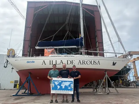 A Illa de Arousa despide a Matthew Wright con 21 cañonazos antes de su vuelta al mundo