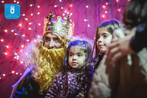 Roses estrena cinco cabezudos creados por familias