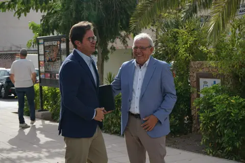 Vícar reclama a la Junta el tercer instituto y las depuradoras en una reunión clave