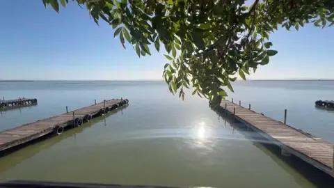 El incendio del Saler aísla l'Albufera y permite ver dos puestas de sol en calma