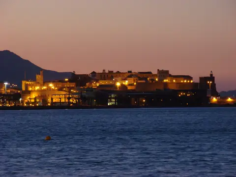 Melilla refuerza la frontera marítima tras la llegada de inmigrantes a nado
