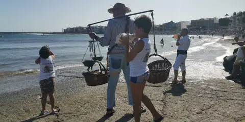 Arinaga celebra tres décadas de la ‘Vará del Pescao’ con más de 1.200 kilos de sardinas asadas