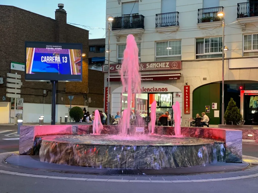 Villanueva de la Serena se tiñe de fucsia por el Día del Síndrome de Turner