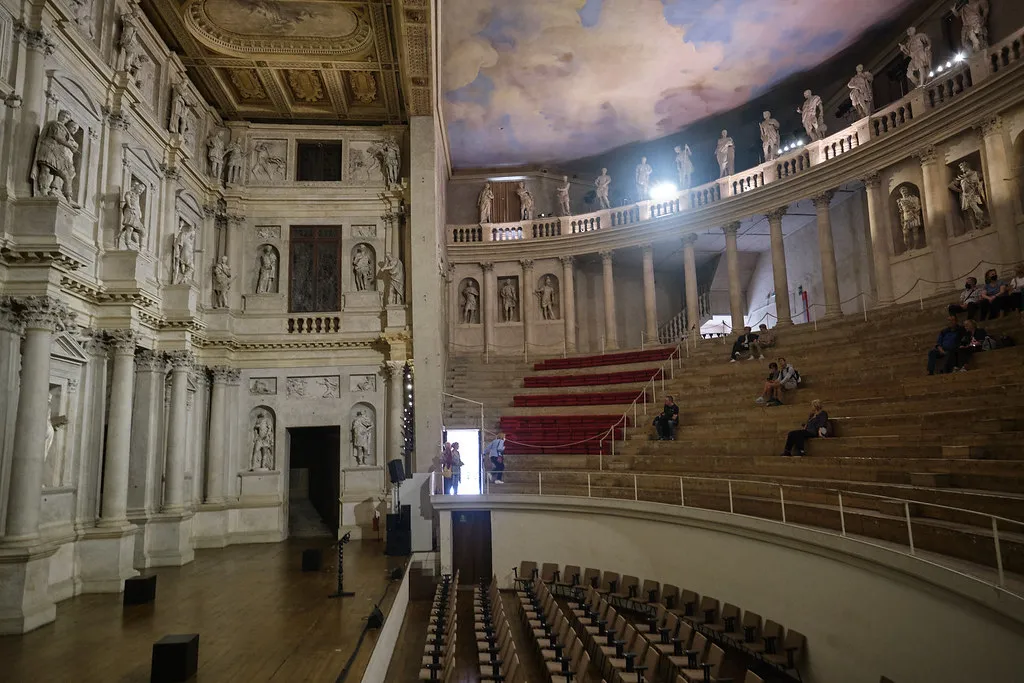 Tres amigos se despiden en el escenario del 'Teatre El Casal'