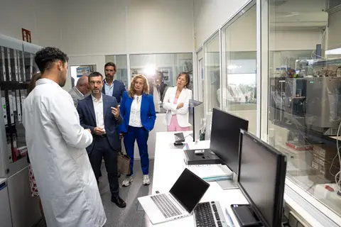 Bustinduy visita el laboratorio de referencia de la AESAN en Vigo